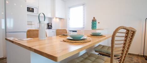 Kjøleskap, mikrobølgeovn, ovn og oppvaskmaskin