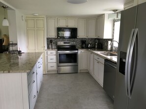 ثلاجة، ميكروويف، فرن، موقد طهي مسطح