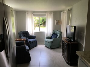 TV, books - Riverside Retreat (Dunnellon)