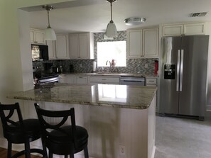 Fridge, microwave, oven, stovetop - Riverside Retreat (Dunnellon)