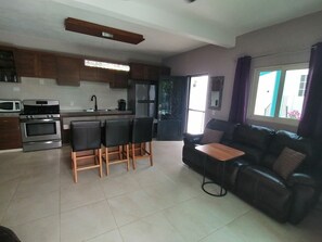Refrigerador, microondas, horno, placa de cocina