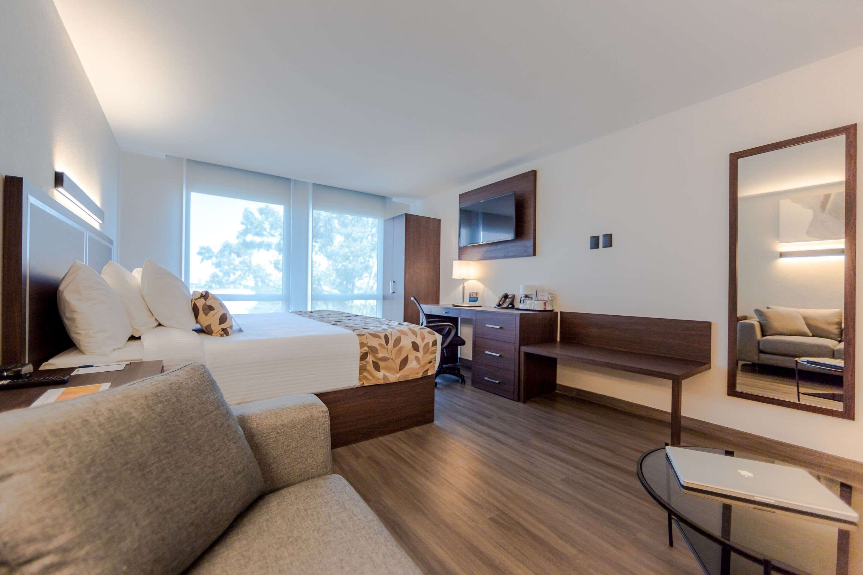 standard room, 1 double bed, non smoking | in-room safe, desk, laptop workspace, soundproofing