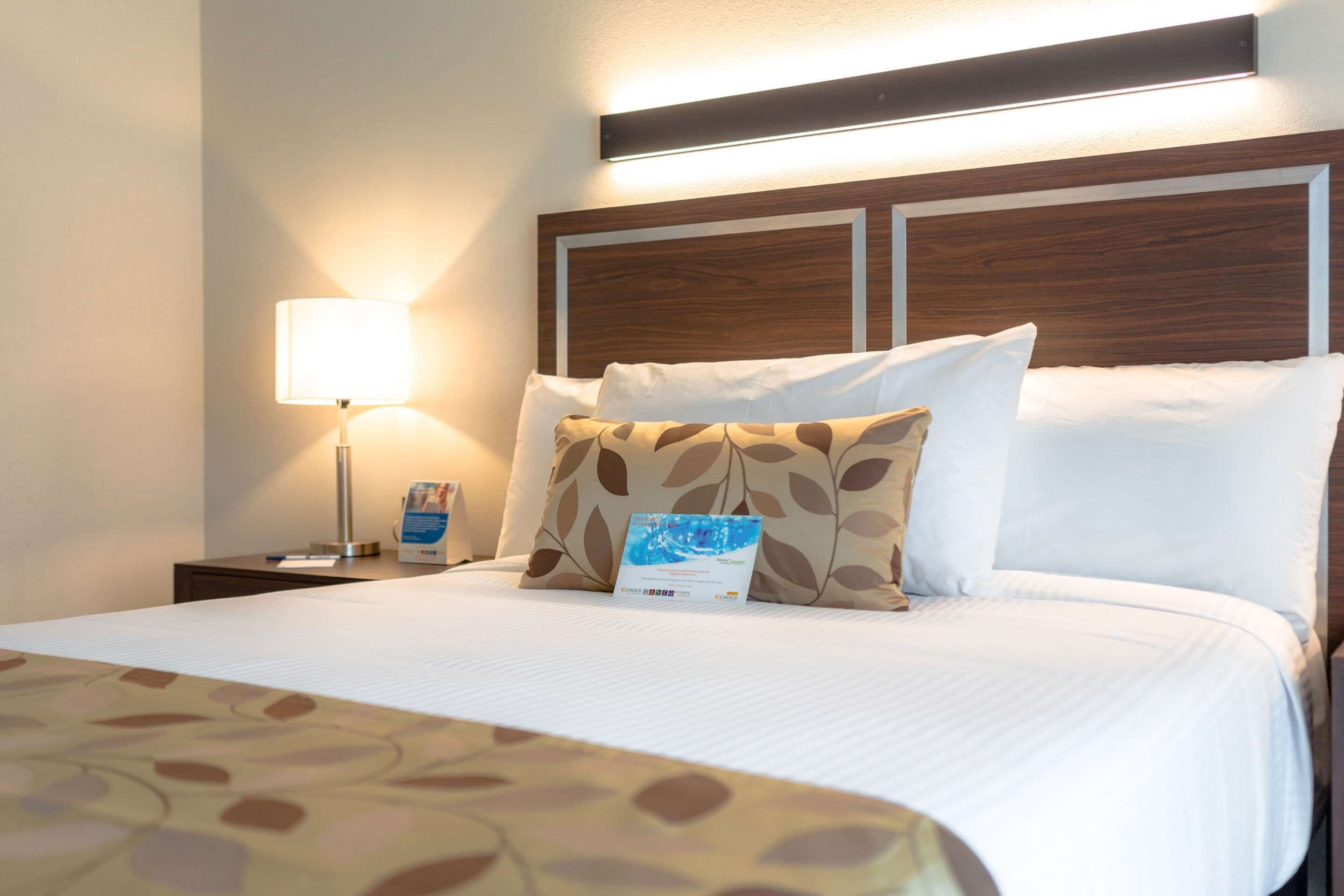 standard room, 1 double bed, non smoking | in-room safe, desk, laptop workspace, soundproofing