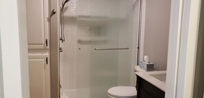 Combined shower/bathtub, hair dryer, towels, soap