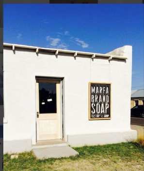 Um edifício com uma placa que diz "MARFA BRAND SOAP".