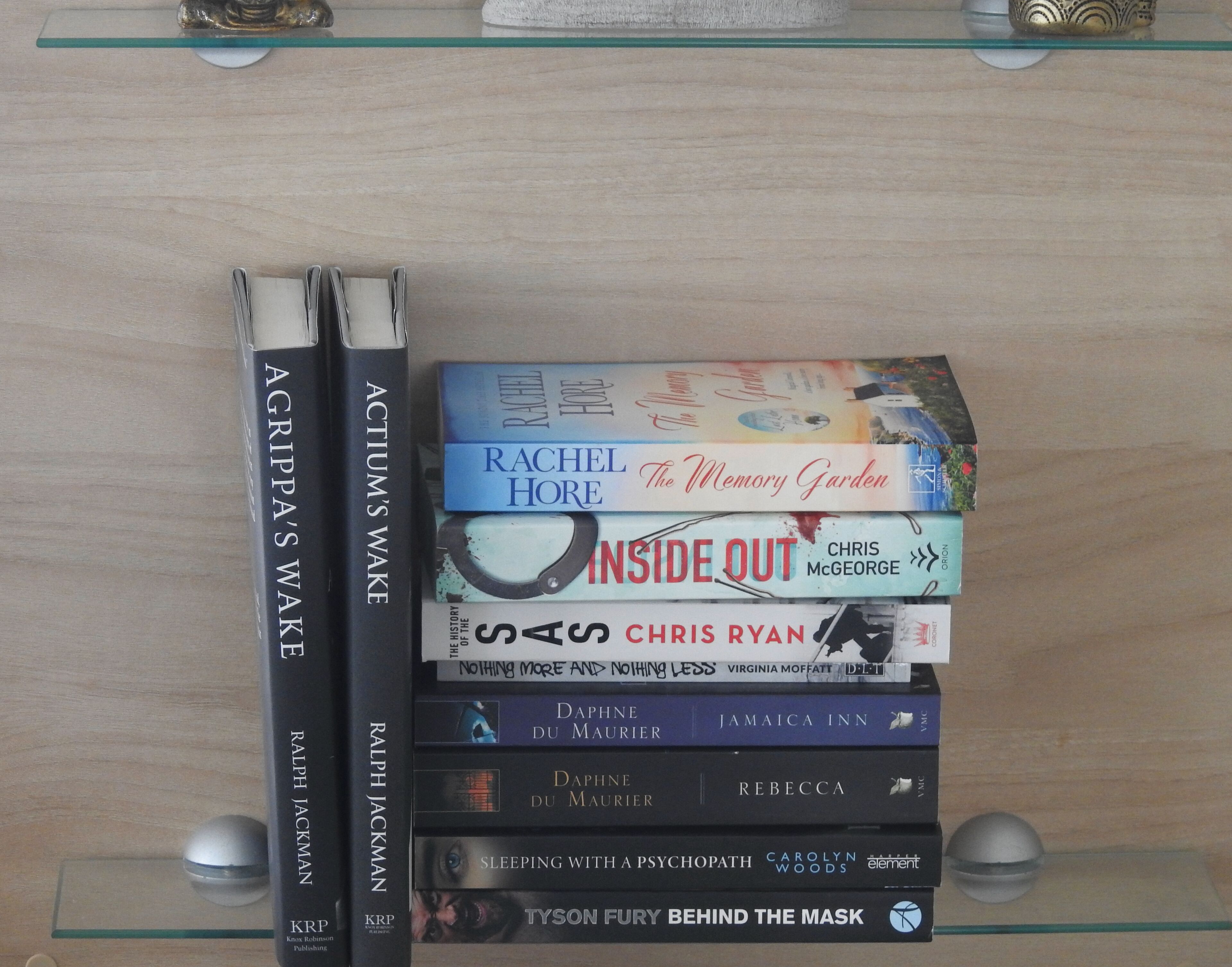 Bücherstapel auf einem Regal.