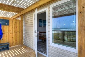 Terrace/patio - Turtle's Pace -Beachfront Condo (Surfside Beach)
