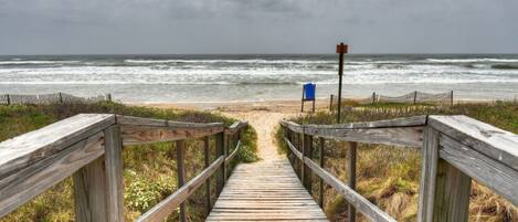 Plage, chaises longues, serviettes de plage