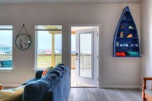 Smart TV, books - Turtle's Pace -Beachfront Condo (Surfside Beach)