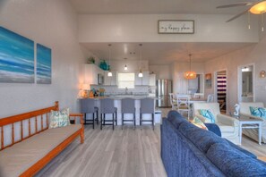 Smart TV, books - Turtle's Pace -Beachfront Condo (Surfside Beach)