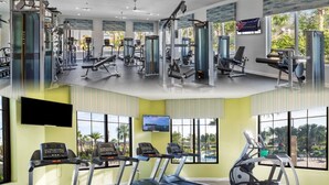 Een meerlaagse sportschool met loopbanden, krachtapparaten en fitnessapparatuur.