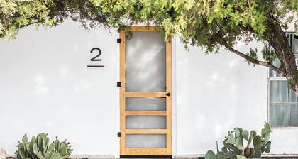Space 2 in the Heart of Marfa. Walk to Shops, Galleries and Restaurants!
