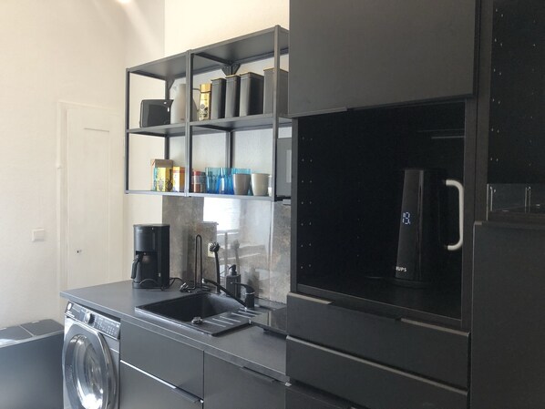 Kühlschrank, Mikrowelle, Ofen, Herdplatte