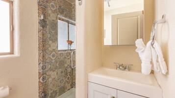 Douche, sèche-cheveux, serviettes fournies