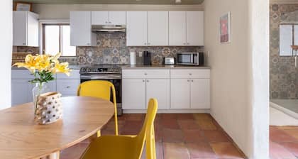 Modern and Cozy 1B - Heart of Railyard District