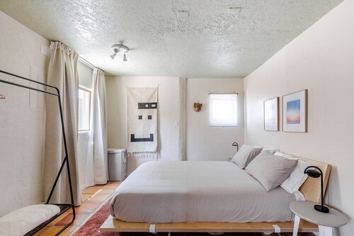 Modern and Cozy 1B - Heart of Railyard District