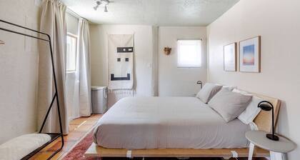 Modern and Cozy 1B - Heart of Railyard District