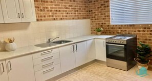 Een koelkast, een magnetron, een oven, een kookplaat