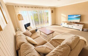 Smart TV - Sea Sounds - Ultimate beachhouse with views (Caves Beach)