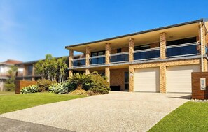 Exterior - Sea Sounds - Ultimate beachhouse with views (Caves Beach)