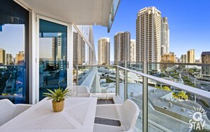 Outdoor dining - H'Residences – 2 Bedroom Hinterland View — Q Stay (Surfers Paradise)