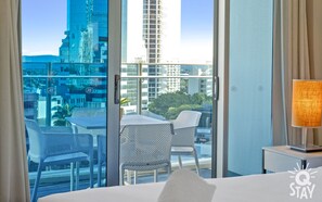 2 bedrooms, iron/ironing board, free WiFi, bed sheets - H'Residences – 2 Bedroom Hinterland View — Q Stay (Surfers Paradise)