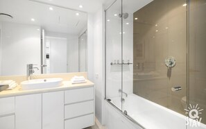 Bathtub, hair dryer, towels, soap - H'Residences – 2 Bedroom Hinterland View — Q Stay (Surfers Paradise)