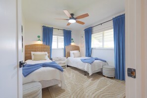 3 bedrooms, iron/ironing board, travel cot, free WiFi - Your Coastal Retreat: Cozy Beach House with Heated Pool in Yacht Club Community (Cape Coral)