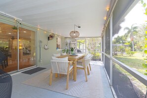 Outdoor dining - Your Coastal Retreat: Cozy Beach House with Heated Pool in Yacht Club Community (Cape Coral)