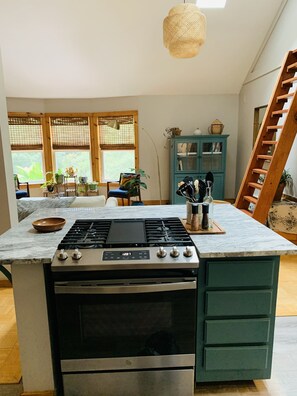 電子レンジ、食器洗い機、調理器具と食器