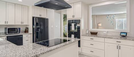 Réfrigérateur, four à micro-ondes, un four, surface de cuisson