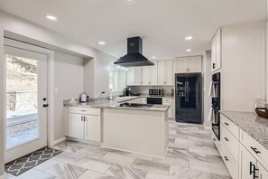 Frigorífico, microondas, horno y placa de cocina