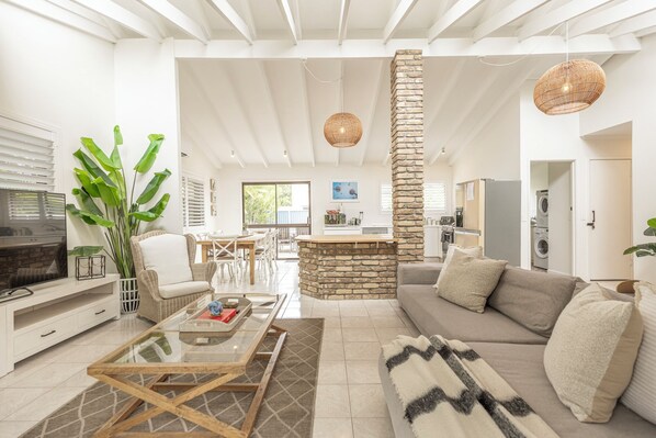 Smart TV, chimenea y libros 