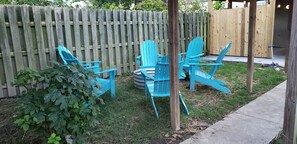 Property grounds - Charming Private Bungalow with EV Charger Near Downtown Louisville (Louisville)