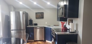 Fridge, microwave, oven, stovetop - Charming Private Bungalow with EV Charger Near Downtown Louisville (Louisville)