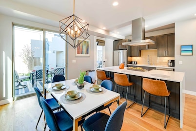 Heated Rooftop Deck & Mtn Views: Denver Retreat
