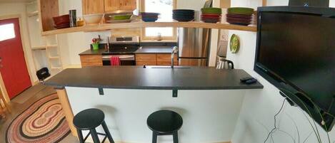 Réfrigérateur, micro-ondes, four, plaque de cuisson