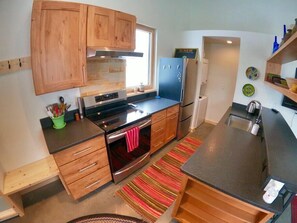 Kjøleskap, mikrobølgeovn, ovn og kokeplater