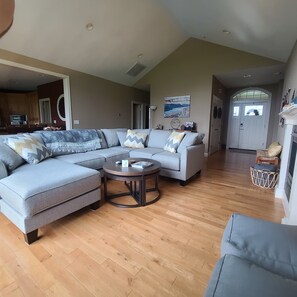 Smart TV, fireplace, books, stereo