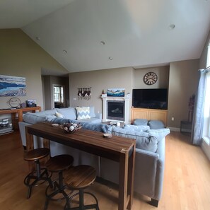 تلفزيون ذكي، مدفأة، كُتُب، ستيريو