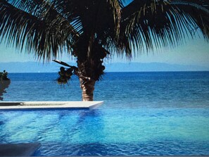 Alberca al aire libre y alberca climatizada