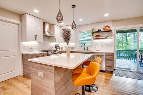 Modern Home - Private Pool & Sauna in Atlanta Suburb / World Cup Ready