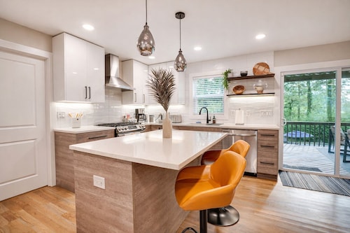 Modern Home - Private Pool & Sauna in Atlanta Suburb / World Cup Ready