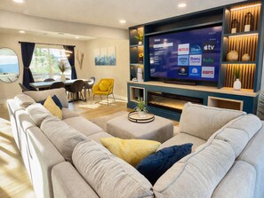 Smart-tv, eldstad, tv-spel och ett bordtennisbord
