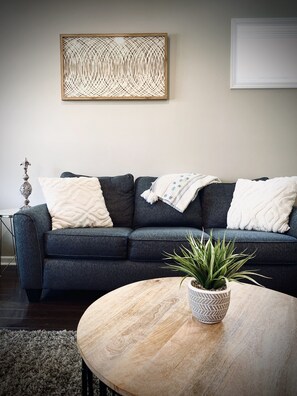 Een smart-tv en een computerscherm