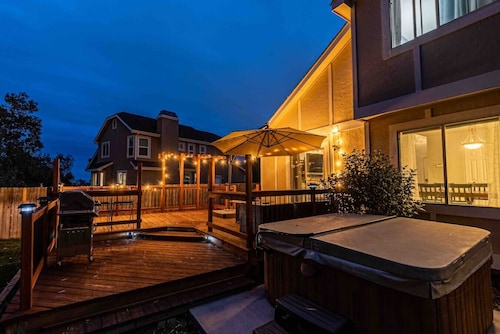 Hot Tub | Theater | Firepit | Gym | Yard | Foosbal
