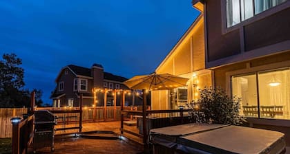 Hot Tub | Theater | Firepit | Gym | Yard | Foosbal