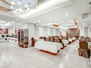 A banquet hall with multiple tables, chairs, and a buffet area. - Vienna International Hotel (Wuhan Yellow Crane Tower Pengliuyang Subway Station) (Wuhan)