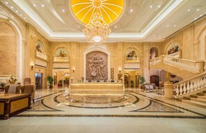 A grand lobby with a central reception desk, a large chandelier, and a grand staircase. - Vienna International Hotel (Wuhan Yellow Crane Tower Pengliuyang Subway Station) (Wuhan)