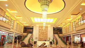 A spacious lobby with a large chandelier, a central statue, and a staircase leading to upper floors. - Vienna International Hotel (Wuhan Yellow Crane Tower Pengliuyang Subway Station) (Wuhan)